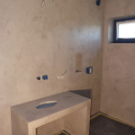 Ściany w łazience i stolik pod umywalkę z mikrocementu
